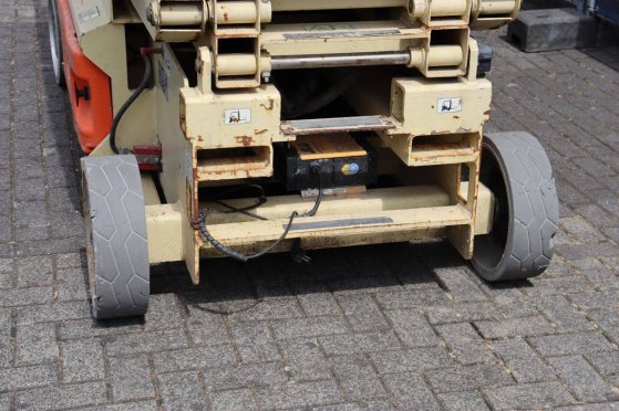 JLG Electric Scissor Lift 2 Scissor Lifts image 30