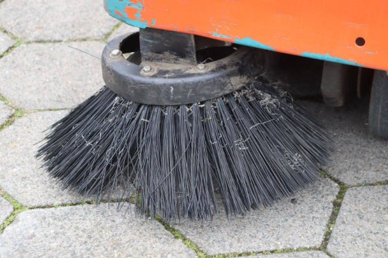 Tennant 6100 Electric Sweeper 2017 TENNANT 6100 2017 2 image 15