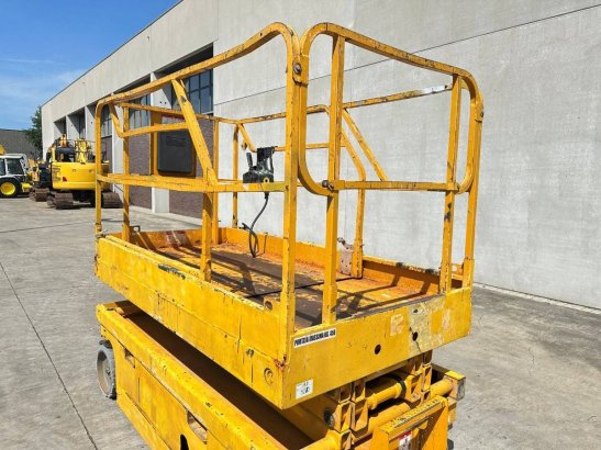 Scissor lift Haulotte Compact 8 Electric 2006 Haulotte Compact 8 2006 2 Scissor Lifts image 15