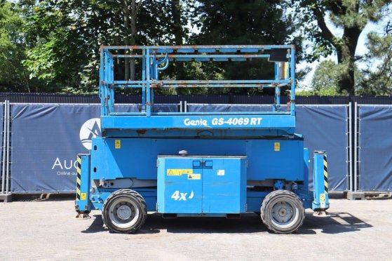 Scissor Lift Genie GS4069 RT Diesel 363kg 14.3m 2014 GS4069 RT 2014 2 Scissor Lifts image 2