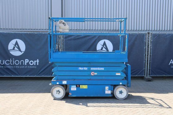 Skyjack SJIII-3226 Electric Scissor Lift 227kg 9.9m 2015 Skyjack SJIII-3226 2015 2 Scissor Lifts image 2