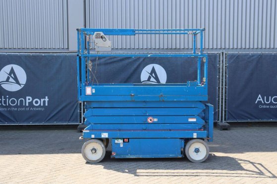 Skyjack SJIII-3226 Electric Scissor Lift 227kg 9.9m 2015 Skyjack SJIII-3226 2015 2 Scissor Lifts image 2