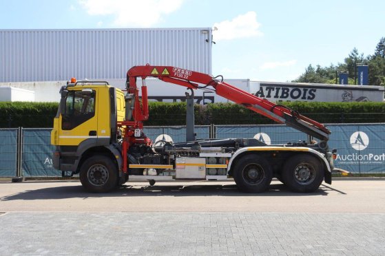 Crane truck Iveco Trakker 350 6x4 Diesel 2006 Trakker 350 6x4 HOOKLIFT + CRANE FASSI F120.22 (5/6 F) 2006 2 Crane trucks i...