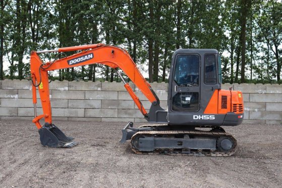 Doosan DH55-V Crawler Excavator Diesel 40kW 2010 Doosan DH55-V 2010 2 Crawler Excavators image 2