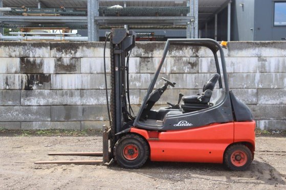 Linde E30-01 Electric Forklift 3000kg 7m 1998 E30-01 1998 2 Forklift image 2