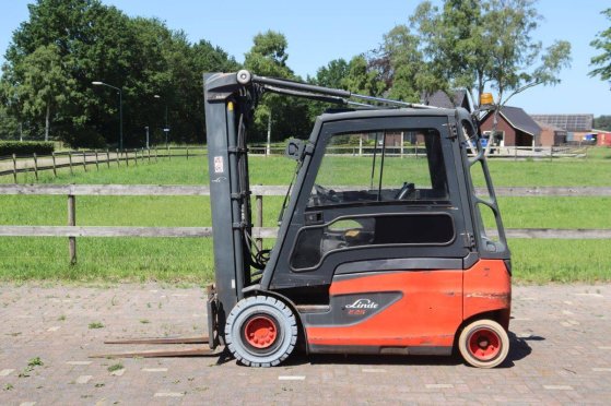 Linde E25L-01 Electric Forklift 2500kg 2017 E25L-01 2017 2 Forklift image 2