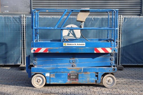 UpRight Electric Scissor Lift UpRight 2 Scissor Lifts image 2