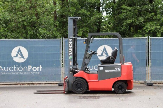 Nichiyu FB25PN Electric Forklift 6.0m Nichiyu FB25PN 2 Forklift image 2