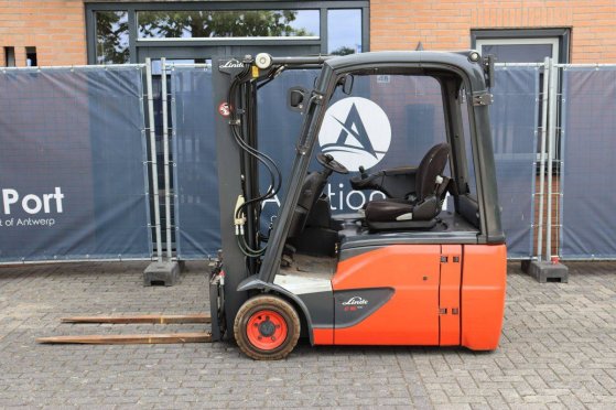 Linde E16-02 Electric Forklift 1600kg 4.0m 2016 E16-02 2016 2 Forklift image 2