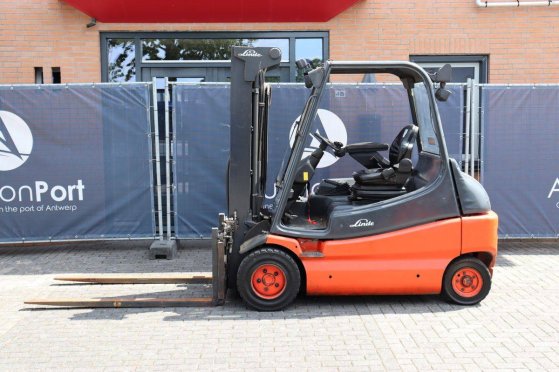 Linde E30-02 Electric Forklift 3000kg 2003 E30-02 2003 2 Forklift image 2