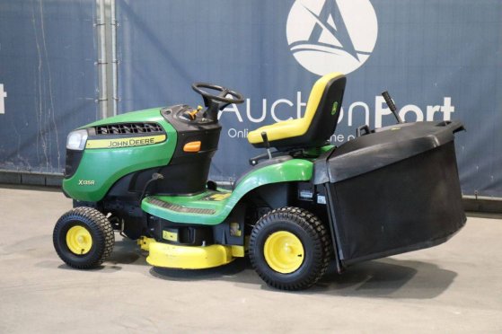 John Deere X135R Petrol Ride-on Mower 2016 John Deere X135R 2016 2 image 3