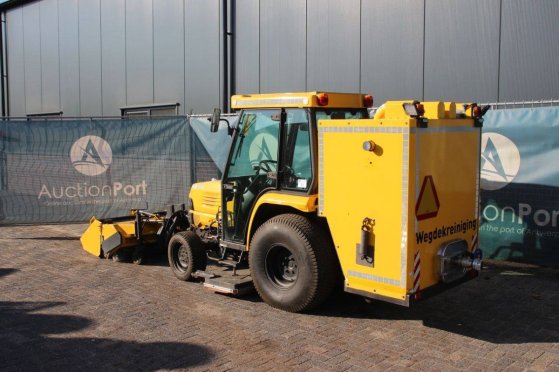 Mini tractor Kubota STV40 Diesel 2006 with sweeping brush Version STV40 2006 2 image 3