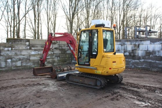 Crawler excavator Takeuchi TB235 Diesel 22kW 2014 TB235 2014 2 Crawler Excavators image 3