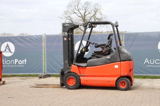 Linde E30-03-600 Electric Forklift 3000kg 5.0m 2005 E30-03-600 2005 2 Forklift image 3