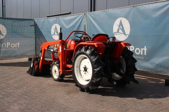 Kubota B1702 Diesel Mini Tractor 17hp with Front Loader New B1702 1 image 3