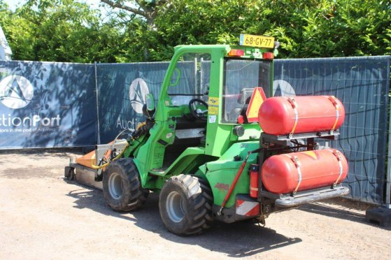 Avant M635 Diesel Articulated Loader 2010 with Attachment M635 2010 2 Wheel Loaders image 3