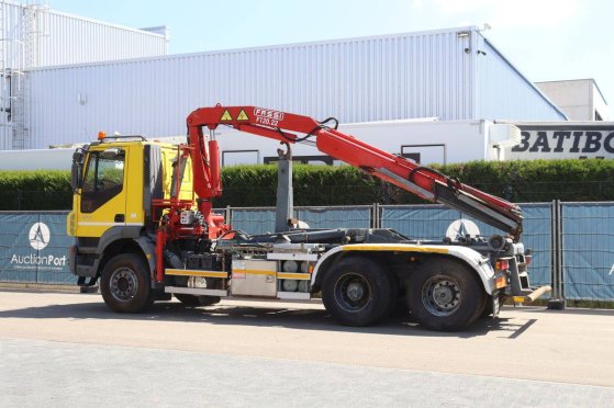 Crane truck Iveco Trakker 350 6x4 Diesel 2006 Trakker 350 6x4 HOOKLIFT + CRANE FASSI F120.22 (5/6 F) 2006 2 Crane trucks i...