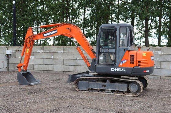 Doosan DH55-V Crawler Excavator Diesel 40kW 2010 Doosan DH55-V 2010 2 Crawler Excavators image 3