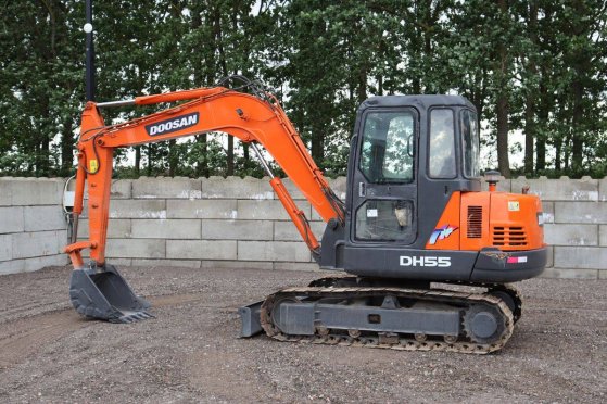 Doosan DH55-V Crawler Excavator Diesel 40kW 2010 Doosan DH55-V 2010 2 Crawler Excavators image 3