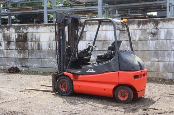 Linde E30-01 Electric Forklift 3000kg 7m 1998 E30-01 1998 2 Forklift image 3