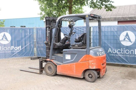 Toyota 8FBMKT25 Electric Forklift 2500kg 4.7m 2016 9998 2016 2 Forklift image 3
