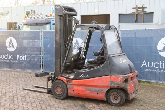 Linde E30/02 Electric Forklift 3000kg 2008 E30/02 2008 2 Forklift image 3