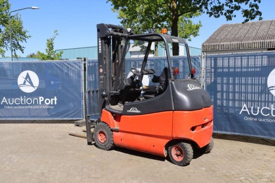 Linde E25/600-02 Electric Forklift 2500kg 7m 2003 E25/600-02 2003 2 Forklift image 3
