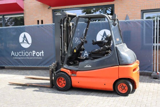 Linde E30-02 Electric Forklift 3000kg 2003 E30-02 2003 2 Forklift image 3