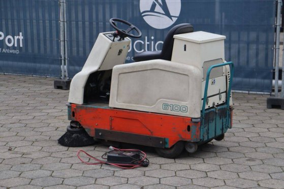 Tennant 6100 Electric Sweeper 2017 TENNANT 6100 2017 2 image 3