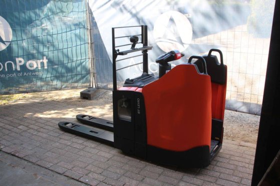 Toyota LPE220 Electric Pallet Truck 2200kg 2021 LPE220 2021 2 Pallet trucks image 3