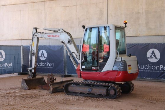 Crawler excavator Takeuchi TB235 Diesel 22kW 2019 TB235 2019 2 Crawler Excavators image 3