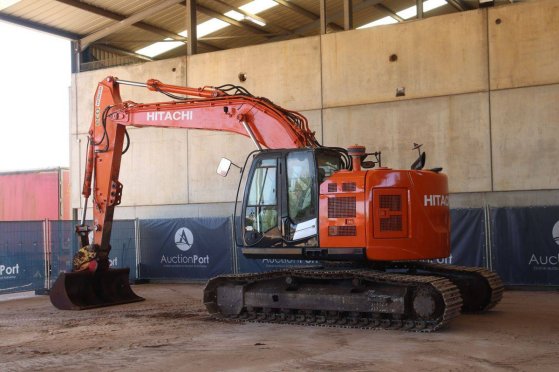 Crawler excavator Hitachi ZAXIS 225USLC-5B Diesel 122kW 2015 ZAXIS 225USLC-5B 2015 2 Crawler Excavators image 3