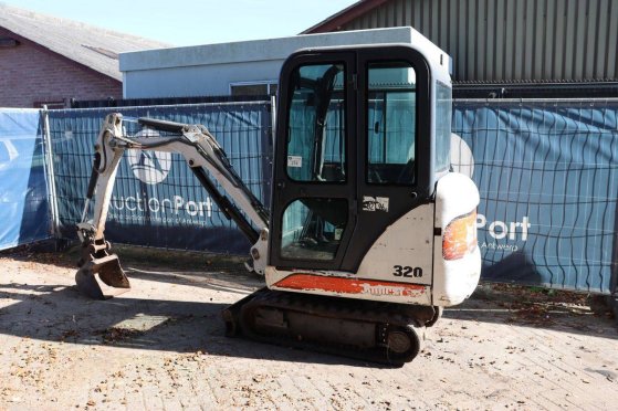 Mini excavator Bobcat 320 Diesel 11.6kW 2002 320 2002 2 image 3