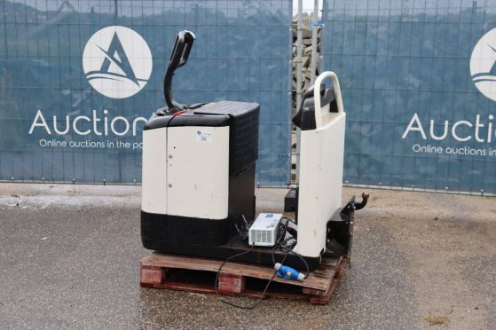 Crown GPC-TOW Electric Tractor 3000kg 1999 GPC-TOW 1999 2 image 3
