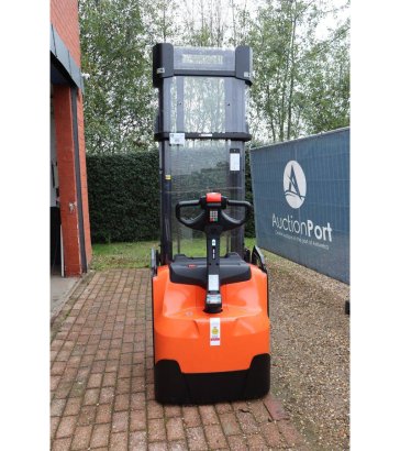 Toyota SWE200 Electric Stacker 2000kg 3.5m 2019 SWE200 2019 2 image 3