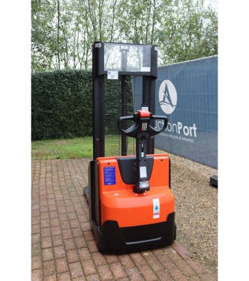 Stacker BT SWE120 Electric 1200kg 2.9m 2016 BT SWE120 2016 2 image 3