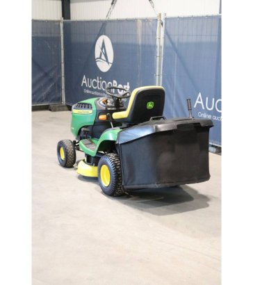 John Deere X135R Petrol Ride-on Mower 2016 John Deere X135R 2016 2 image 4