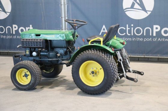 Compact John Deere B7000 Diesel Tractor with Extra Wheels John Deere B7000 2 image 4