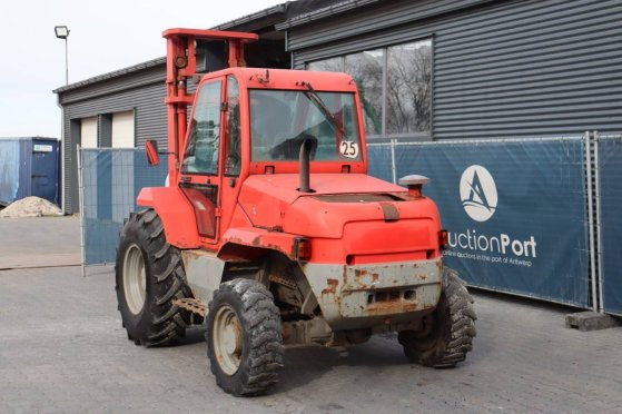 Ruw-terreinheftruck Manitou M26-4 Diesel 2600kg 2012 M26-4 2012 2 Rough Terrain Forklift image 4