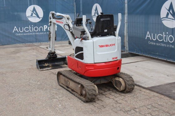 Mini excavator Takeuchi TB210R Diesel 2016 TB210R 2016 2 image 4