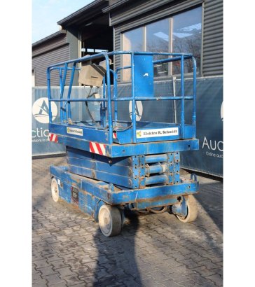 UpRight Electric Scissor Lift UpRight 2 Scissor Lifts image 4