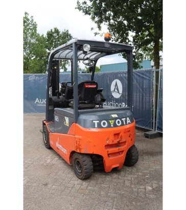 Toyota 8FBMT30 Electric Forklift 3000kg 2013 8FBMT30 2013 2 Forklift image 4