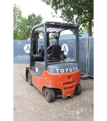 Toyota 8FBMKT25 Electric Forklift 2500kg 4.7m 2016 9998 2016 2 Forklift image 4