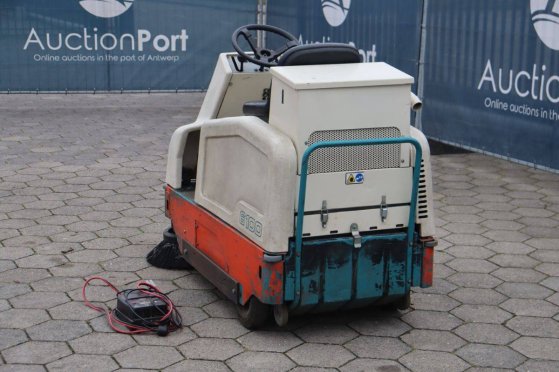 Tennant 6100 Electric Sweeper 2017 TENNANT 6100 2017 2 image 4