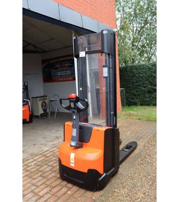 Toyota SWE140 Electric Stacker 1400kg 3.25m 2017 SWE140 2017 2 image 4