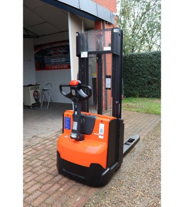 Stacker BT SWE120 Electric 1200kg 2.9m 2016 BT SWE120 2016 2 image 4