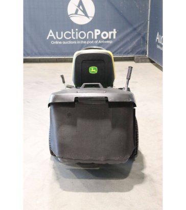 John Deere X135R Petrol Ride-on Mower 2016 John Deere X135R 2016 2 image 5