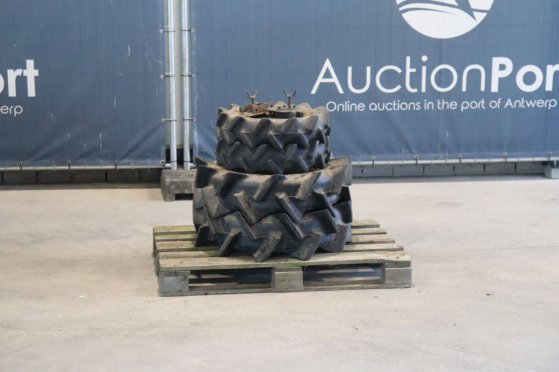 Compact John Deere B7000 Diesel Tractor with Extra Wheels John Deere B7000 2 image 5