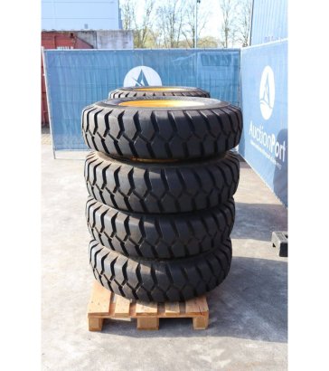 Batch of Nokian 11.00-20 tires with rims, 8 pieces Kia 2 Flatbed open trailers image 5