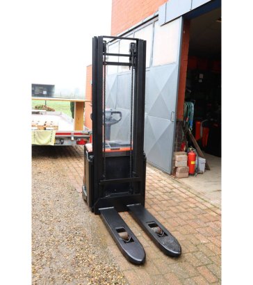 Toyota SWE140 Electric Stacker 1400kg 3.25m 2017 SWE140 2017 2 image 5